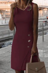 Elegancka i klasyczna ołówkowa sukienka mini zapinana na guziki