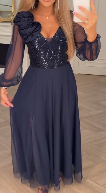 Sukienka z koronkowymi rękawami, cekinami i kwiatowymi zdobieniami.