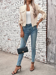 Damska codzienna beżowa kurtka ze stójką – długi rękaw, zapinana z przodu na guziki, kieszenie z klapką