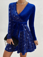 Elegancka aksamitna sukienka z dekoltem w serek