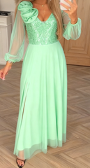 Sukienka z koronkowymi rękawami, cekinami i kwiatowymi zdobieniami.