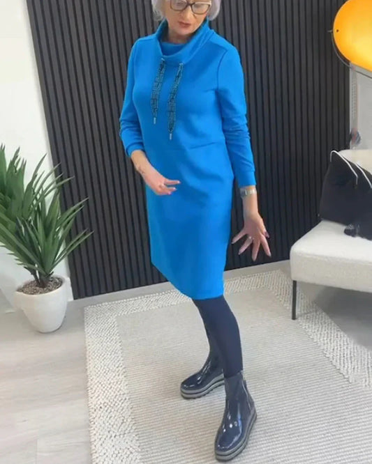 Casualowa sukienka z golfem w jednolitym kolorze i kieszeniami