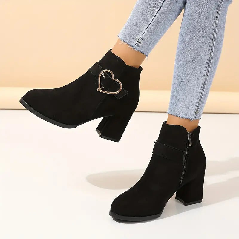 Damskie krótkie buty na obcasie klockowym