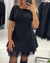 Elegancka sukienka z połyskującym, siateczkowym wzorem patchworkowym