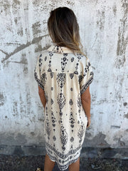 Luźno siedząca krótka sukienka z nadrukiem i kieszeniami