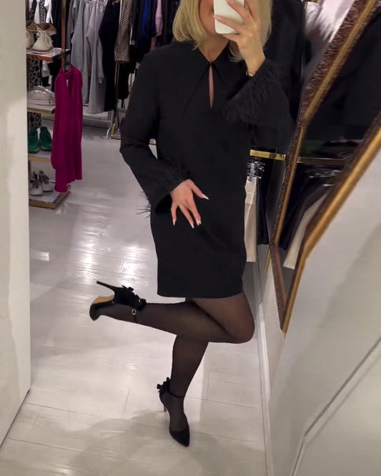 Sukienka w jednolitym kolorze, o prostym kroju i długim rękawie