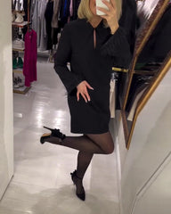 Sukienka w jednolitym kolorze, o prostym kroju i długim rękawie