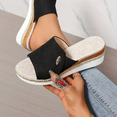 Swobodny poślizg kobiet na ortopedycznych sandałach klinowych