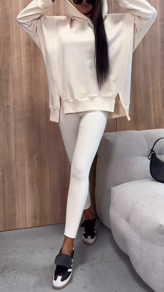 Damski garnitur casual z kapturem i rozcięciami