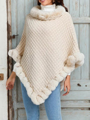 Dziane ponczo: obszycie ze sztucznego futra, wygodny szalik zimowy