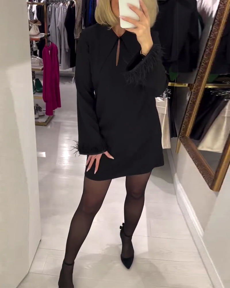 Sukienka w jednolitym kolorze, o prostym kroju i długim rękawie