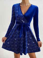 Elegancka aksamitna sukienka z dekoltem w serek