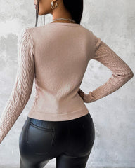 Sweter z dzianiny o luźnym kroju, z okrągłym dekoltem i zamkiem błyskawicznym. Top o dopasowanym kroju