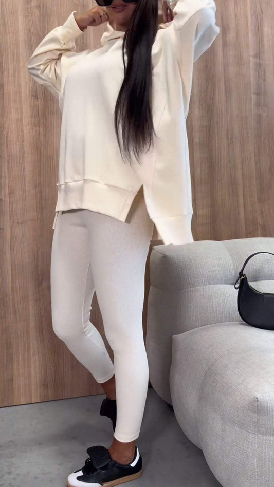 Damski garnitur casual z kapturem i rozcięciami