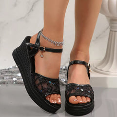 Kobiety na zwykłym klinie, masywne sandały