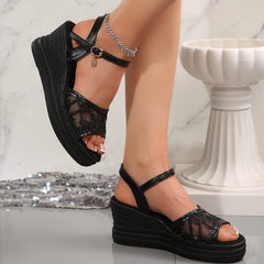 Kobiety na zwykłym klinie, masywne sandały