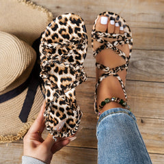 Płaskie sandały z nadrukiem damskiego - stylowy pasek pleciony