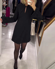 Sukienka w jednolitym kolorze, o prostym kroju i długim rękawie