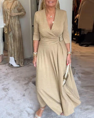 Elegancka, jednokolorowa sukienka z dekoltem w serek i rękawami trzy czwarte