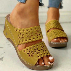 Skórzane, haftowane, miękkie, ortopedyczne sandały na koturnie