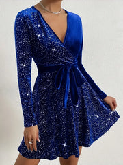 Elegancka aksamitna sukienka z dekoltem w serek