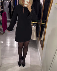 Sukienka w jednolitym kolorze, o prostym kroju i długim rękawie