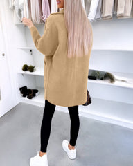 Casualowy płaszcz z kołnierzykiem i długimi rękawami, zapinany na guziki i kieszeniami