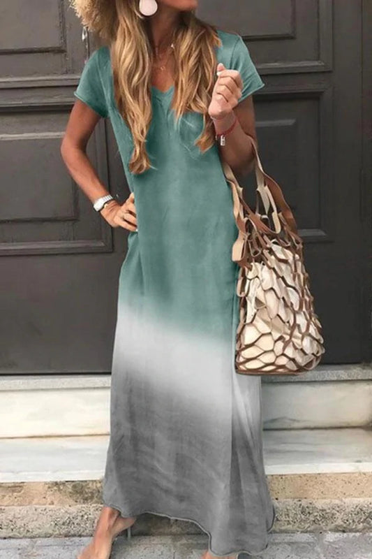 Długa sukienka w stylu retro z patchworkowym nadrukiem w gradientowe bloki kolorów i dekoltem w szpic