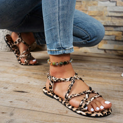 Płaskie sandały z nadrukiem damskiego - stylowy pasek pleciony