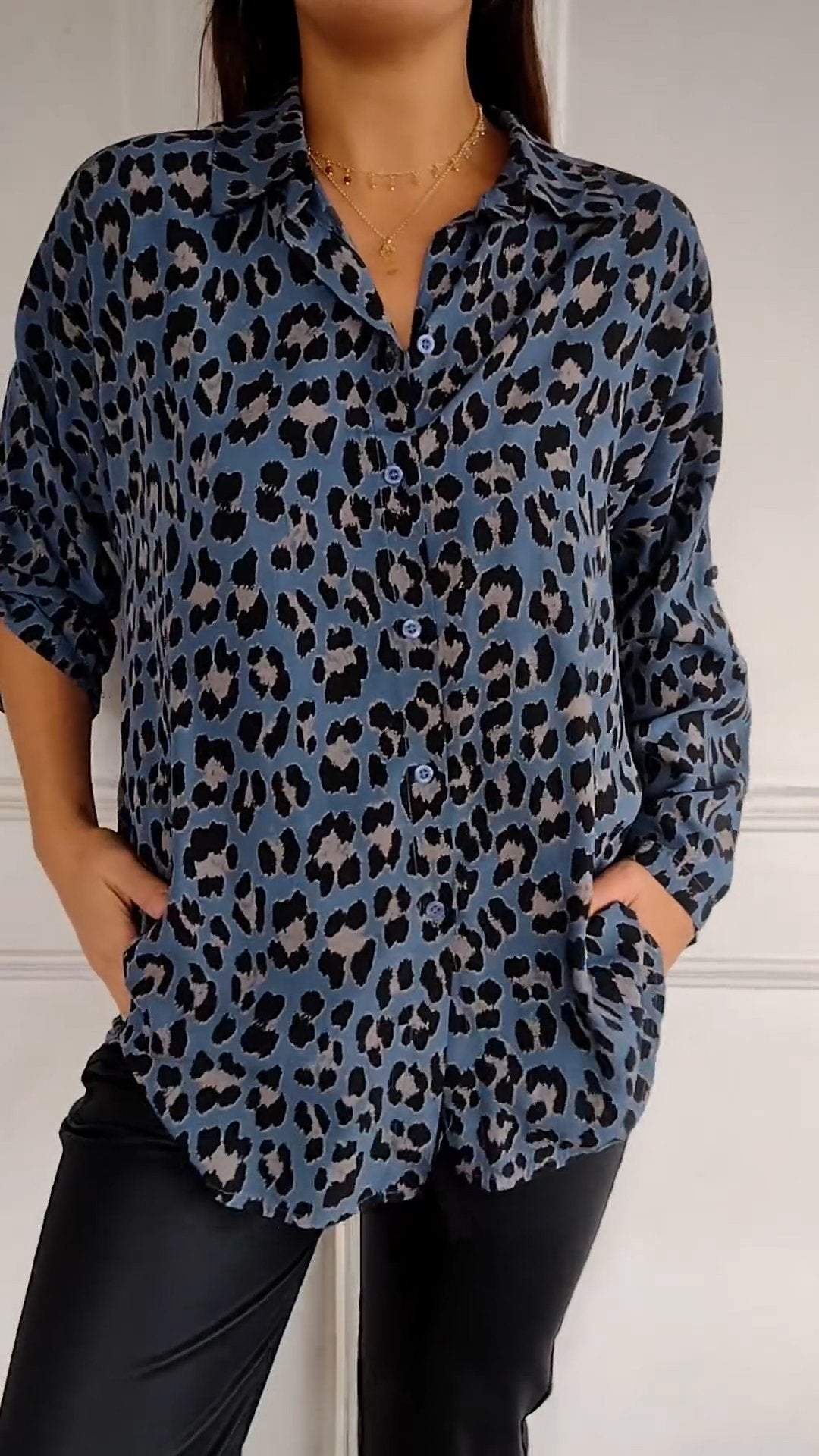 Casualowy top z klapami i rękawem w panterkę