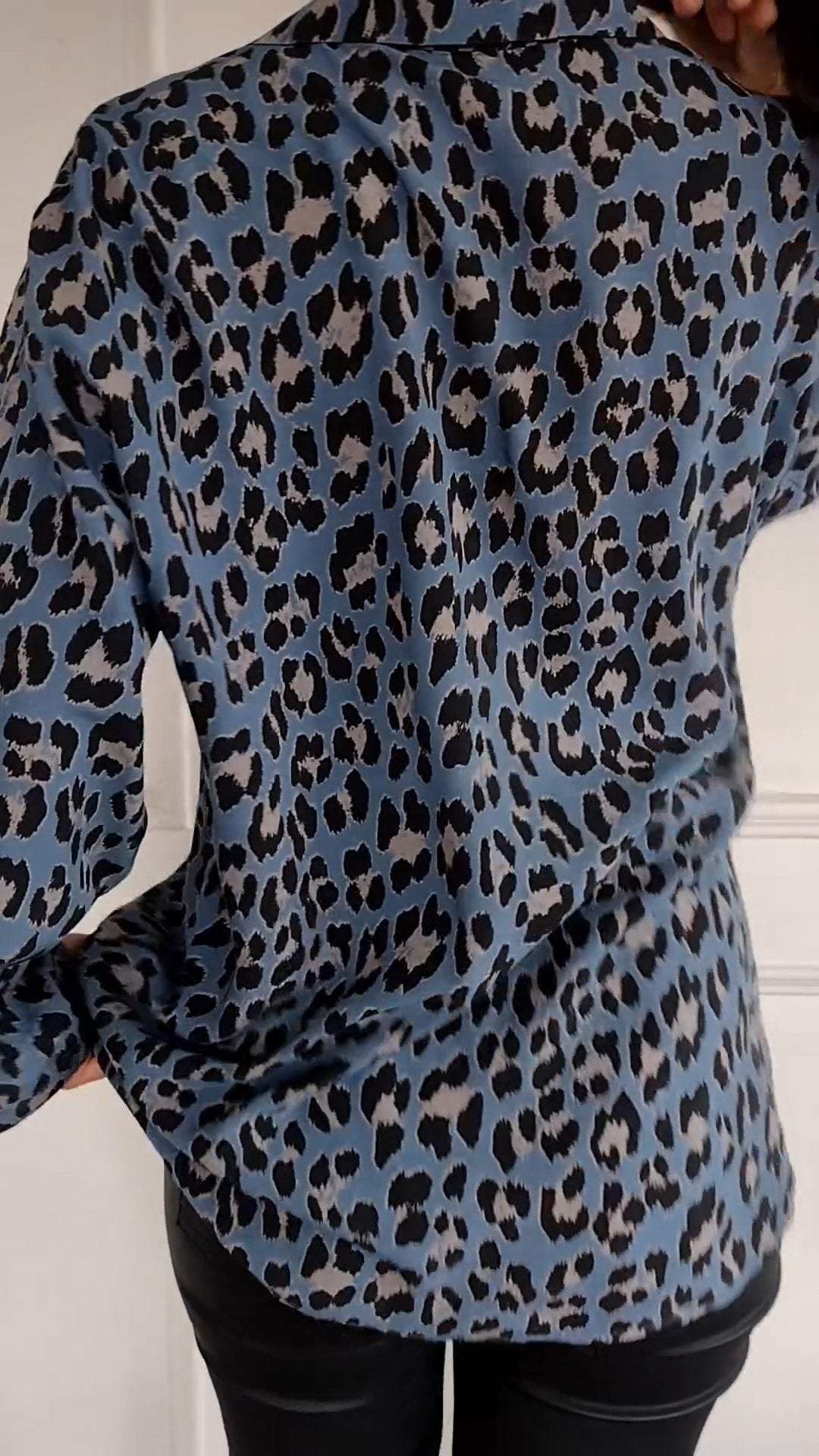 Casualowy top z klapami i rękawem w panterkę